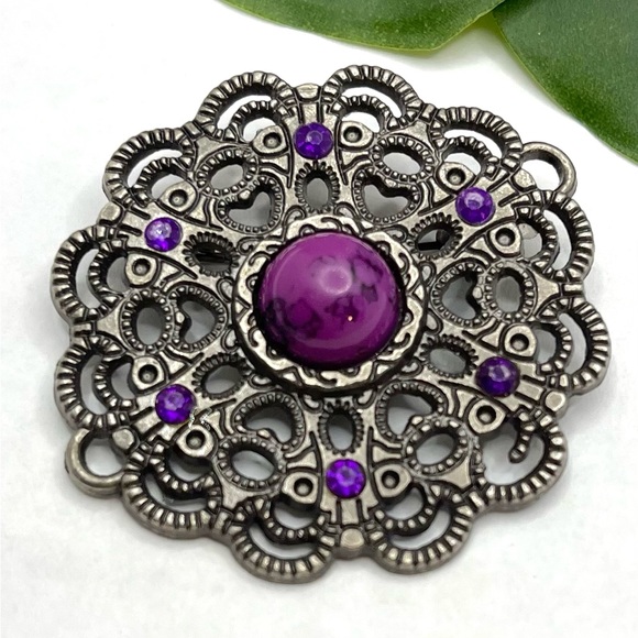 VINTAGE HOWLITE PURPLE STONE CABOCHON BROOCH WITH PURPLE RHINESTONES. - Picture 2 of 4